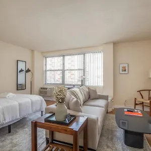 Classic Dt 1br With View By Zencity Apartment